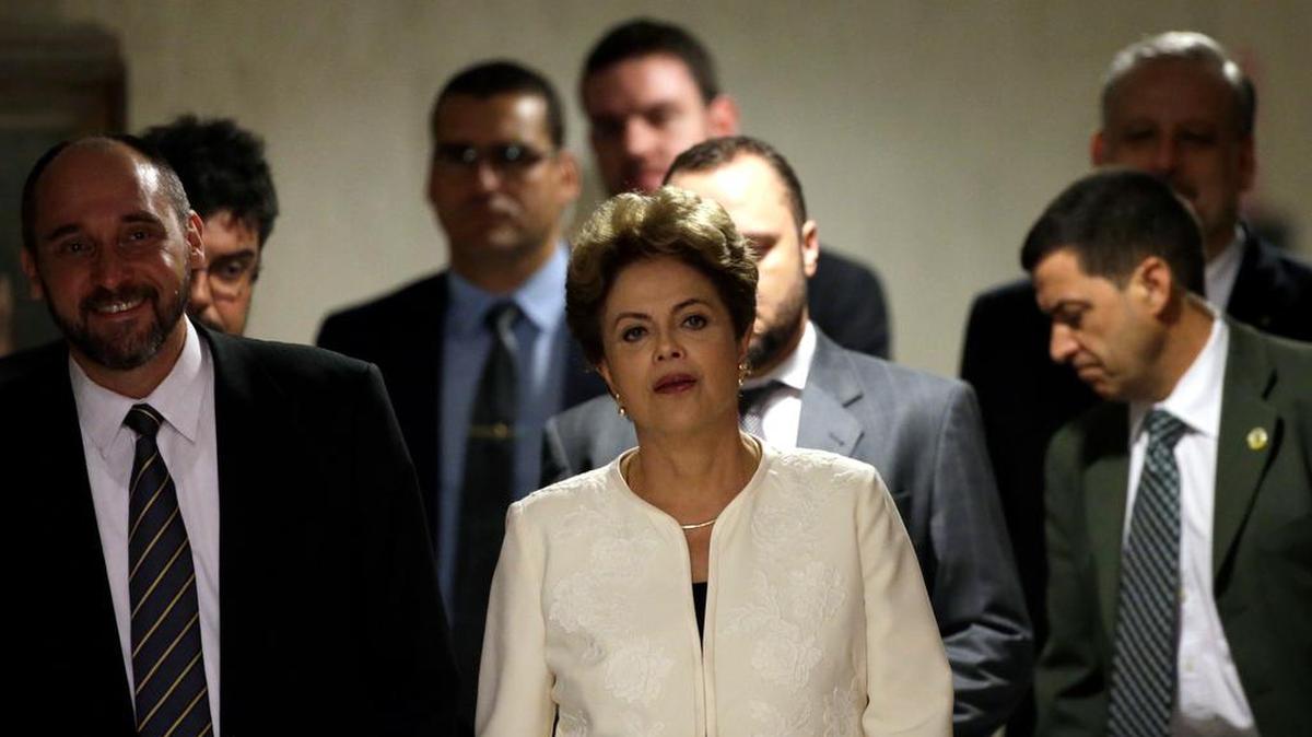La presidenta brasileña, Dilma Rousseff, asiste el miércoles a una conferencia de prensa en el Palacio de Planalto, en Brasilia. Rousseff se declaró ‘indignada’ frente a la decisión del jefe de los Diputados, Eduardo Cunha, de promover un juicio político en su contra y aseguró que no existe ninguna base jurídica para ello.