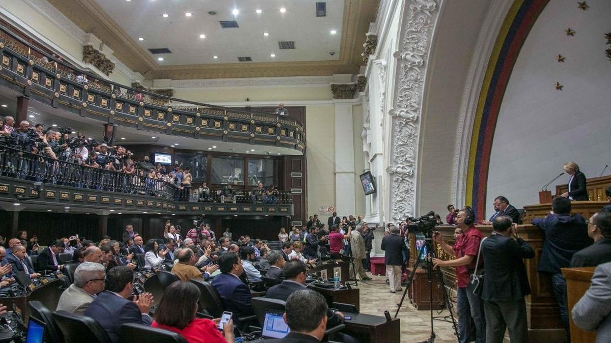 La fiscal general venezolana, Luisa Ortega Díaz (d), habla durante una sesión de la Asamblea Nacional el lunes 3 de julio de 2017, en Caracas (Venezuela). Ortega Díaz calificó de "atropello" el envío este lunes de funcionarios de la Contraloría a las oficinas del Ministerio Público y afirmó que la institución que dirige está abierta a cualquier evaluación "siempre que se haga desde el respeto".