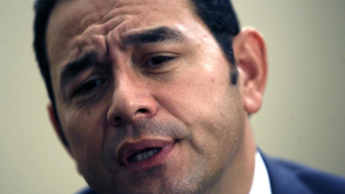 Fotografía del 23 de octubre de 2015 del candidato a la Presidencia de Guatemala por el Frente de Convergencia Nacional (FCN-Nación), Jimmy Morales, hablando durante una entrevista en Ciudad de Guatemala. Morales, que competirá con la candidata Sandra Torres, del partido Unidad Nacional de la Esperanza (UNE) este domingo 25 de octubre en al segunda vuelta de las elecciones, dijo a Efe que propone recuperar "la moral tributaria" de la ciudadanía antes de pensar en subir los impuestos o hacer una reestructuración fiscal.
