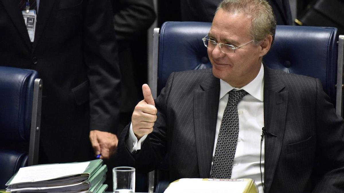 El presidente del Senado brasileño Renan Calheiros participa en una sesión que despojó de su mandato el martes 10 de mayo de 2016, al ex jefe del oficialismo en la Cámara Alta, Delcidio Amaral.