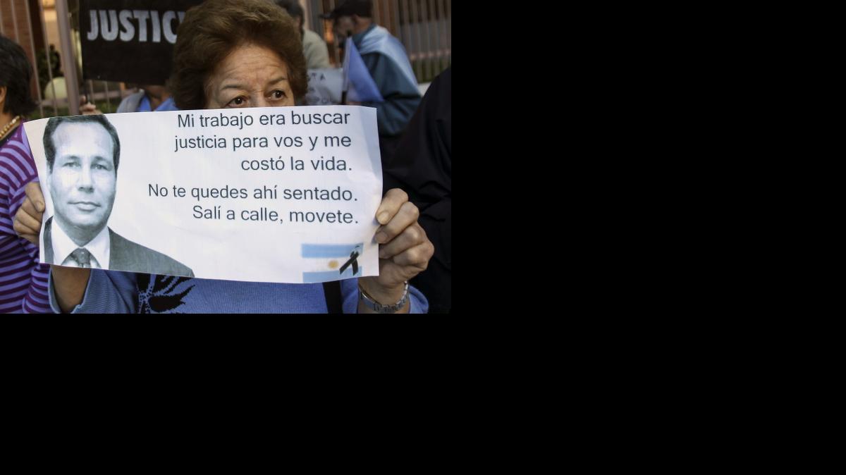 Un grupo de personas se concentran el 29 de enero de 2015, en las afueras del lugar donde se realizó el velorio por el fiscal Alberto Nisman en Buenos Aires.  
