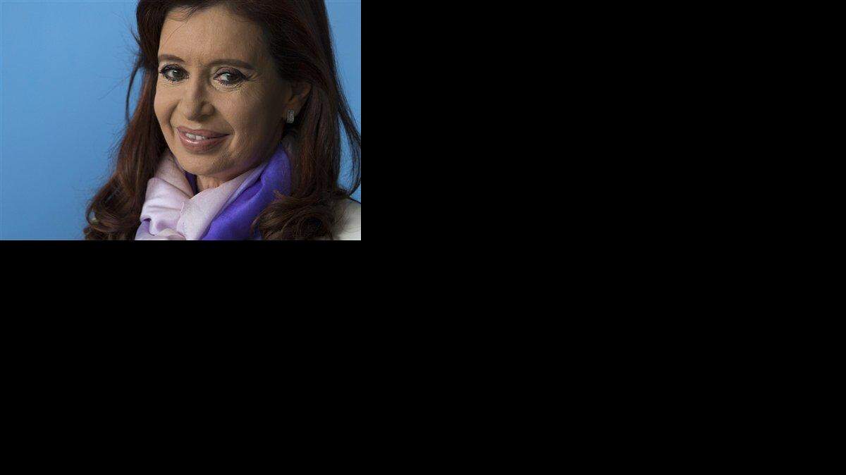 
En esta foto del 16 de julio de 2014, la presidenta argentina Cristina Fernández posa para una foto durante una cumbre BRICS en el palacio Itamaraty, en Brasilia, Brasil. 
