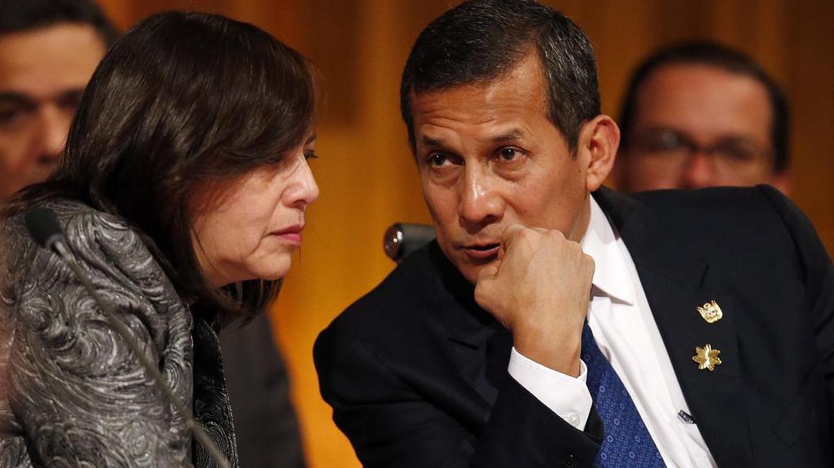 El presidente de Perú, Ollanta Humala (d), y su ministra de Relaciones Exteriores, Ana María Sánchez de Río (i), participan en la XI Cumbre Presidencial de la Alianza del Pacífico hoy, viernes 1 de julio de 2016, en Puerto Varas (Chile).