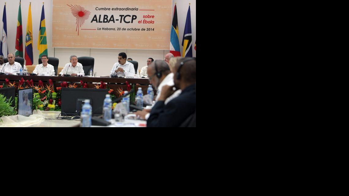 
El gobernante cubano Raúl Castro (3 iizq.), pronuncia un discurso junto al presidente de Venezuela, Nicolás Maduro (2 der.), el lunes durante la inauguración de la cumbre extraordinaria que celebra la Alianza Bolivariana de los Pueblos de América (ALBA) para coordinar acciones para el combate y prevención de la epidemia. 

