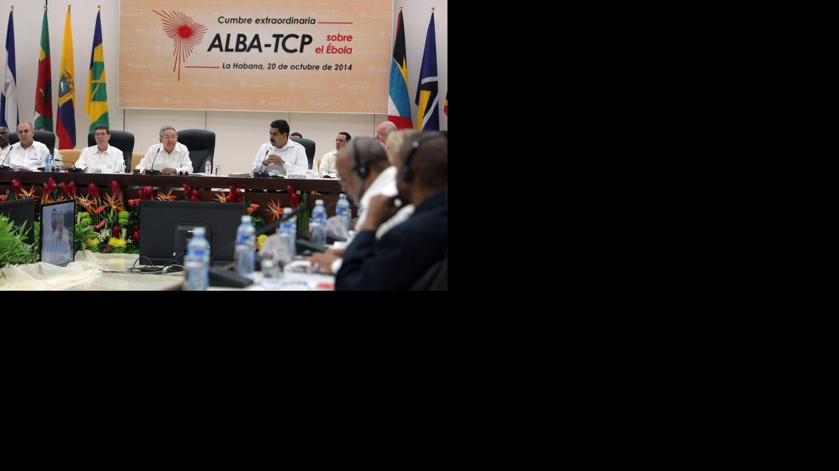 
El gobernante cubano Raúl Castro (3 iizq.), pronuncia un discurso junto al presidente de Venezuela, Nicolás Maduro (2 der.), el lunes durante la inauguración de la cumbre extraordinaria que celebra la Alianza Bolivariana de los Pueblos de América (ALBA) para coordinar acciones para el combate y prevención de la epidemia. 
