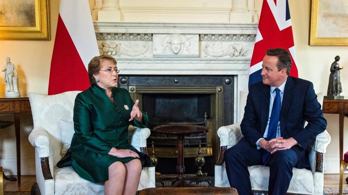 La presidenta de Chile, Michelle Bachelet (izq.), y el primer ministro británico, David Cameron, se reunieron en Dowing Street.