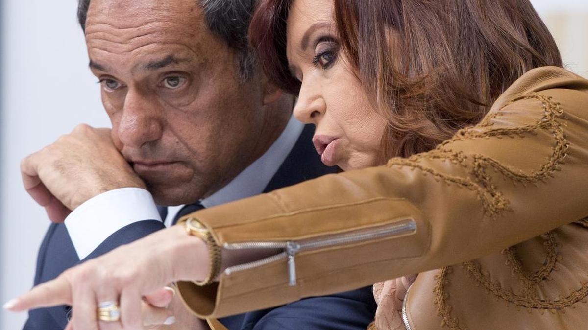 
La presidenta de Argentina Cristina Fernández junto al candidato presidencial Daniel Scioli.
