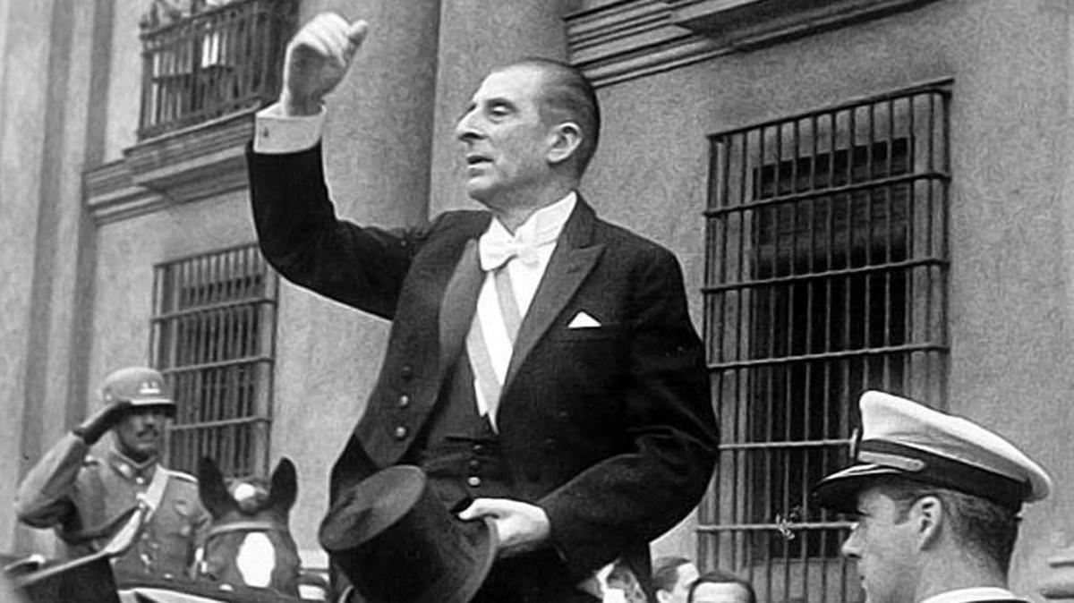 Fotografía sin fechar cedida por la Fundación Frei, en la que se observa al ex presidente chileno Eduardo Frei Montalva frente al palacio de La Moneda, durante su Gobierno.