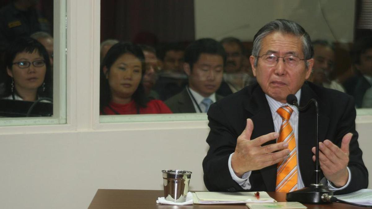 El ex presidente peruano Alberto Fujimori responde las preguntas de su abogado César Nakazaki, el 26 de diciembre de 2007, durante la séptima jornada del juicio oral que afronta por la muerte de un total de 25 personas.