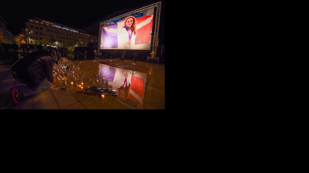 
Personas rinden homenaje a la nadadora olímpica francesa Camille Muffat, en Niza, Francia, el martes. La deportista falleció el lunes en un accidente aéreo, en Argentina. 
