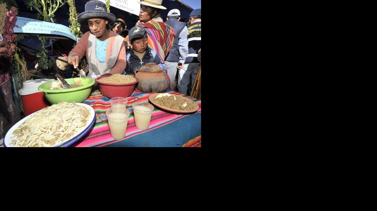 
Una indígena vende platos preparados con quinoa en Bolivia, país que registra la tasa más alta de América Latina de personas que padecen hambre con el 19.5%, según un informe de la FAO divulgado en Chile el martes.
