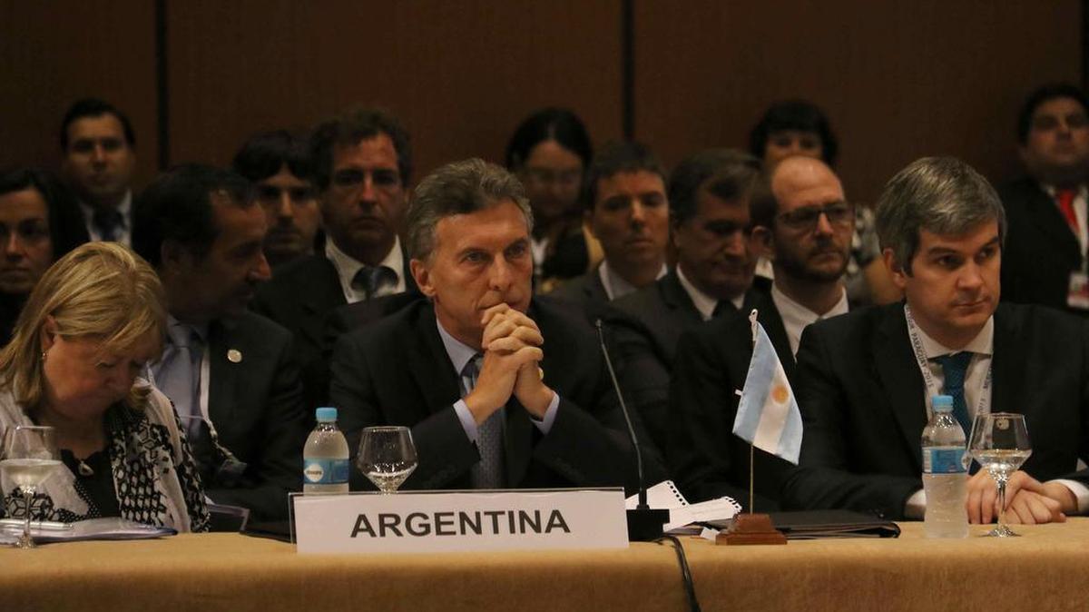 El presidente de Argentina, Mauricio Macri (c), durante la XLIX Cumbre de Mercosur hoy, lunes 21 de diciembre de 2015 en Asunción (Paraguay).