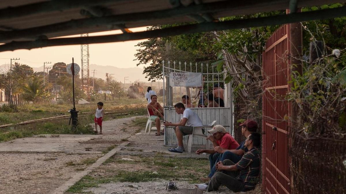 Junto a las vías del tren en Tenosique, Tabasco, pueden encontrarse casas donde se rentan cuartos y baños, agua gratuita, o se ofrece intercambio de moneda. La economía cercana a las vías del tren es movida por la migración centroamericana. Prometeo Lucero.