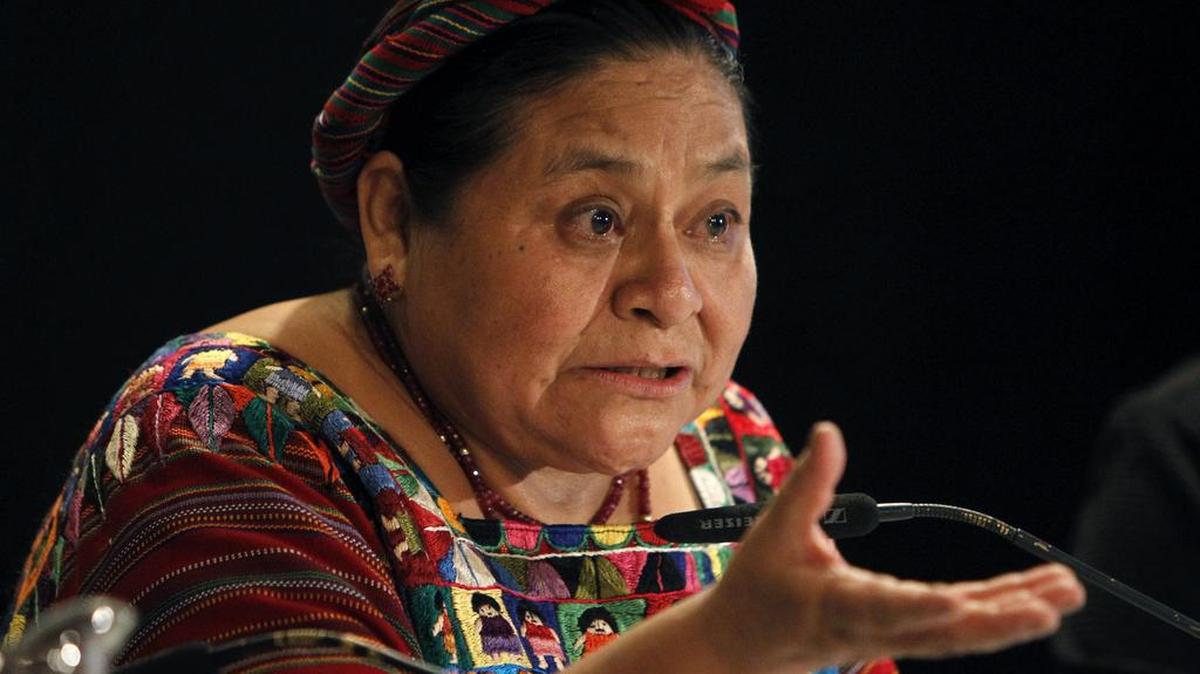 La líder indígena guatemalteca y premio Nobel de la Paz de 1992, Rigoberta Menchú, pronuncia una conferencia en el ciclo "Crímenes contra la humanidad: juicios históricos" en la Casa Encendida, en Madrid.