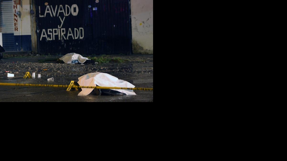 
Los cuerpos de dos estudiantes, víctimas de ataques de policías y de un grupo armado, yacen en el piso el sábado, en una calle de la ciudad de Iguala del estado de Guerrero, sur de México. 
