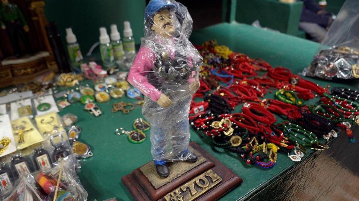 Vista de un muñeco del narcotraficante "El Chapo" Guzmán este martes, en una tienda de la ciudad de Culiacán, en el estado de Sinaloa (México).