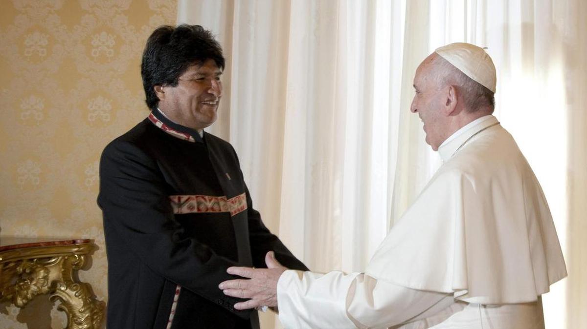 El presidente de Bolivia Evo Morales saluda al Papa Francisco, durante una audiencia privada hoy, 15 de abril de 2016, en El Vaticano.