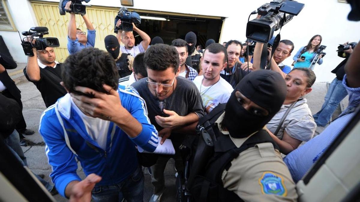 Los cinco ciudadanos sirios detenidos con pasaportes falsos dejan el tribunal en Tegucigalpa el 01 de diciembre 2015 al ser puesto en libertad después de pagar una fianza de USD 500.