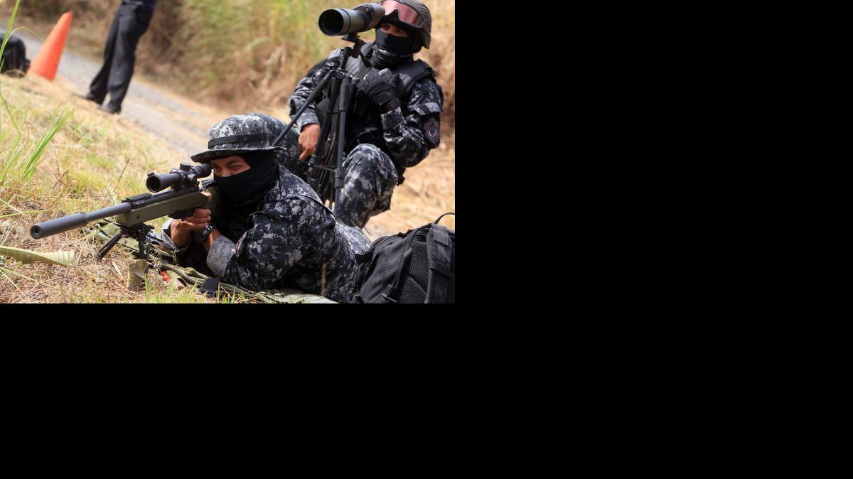 
Un francotirador de las Fuerzas Especiales de la Policía Nacional de Panamá participa en el simulacro de secuestro de una persona muy importante (PMI) como parte del entrenamiento de cara a la VII Cumbre de la Américas en Cerro Tigre, Panamá.


