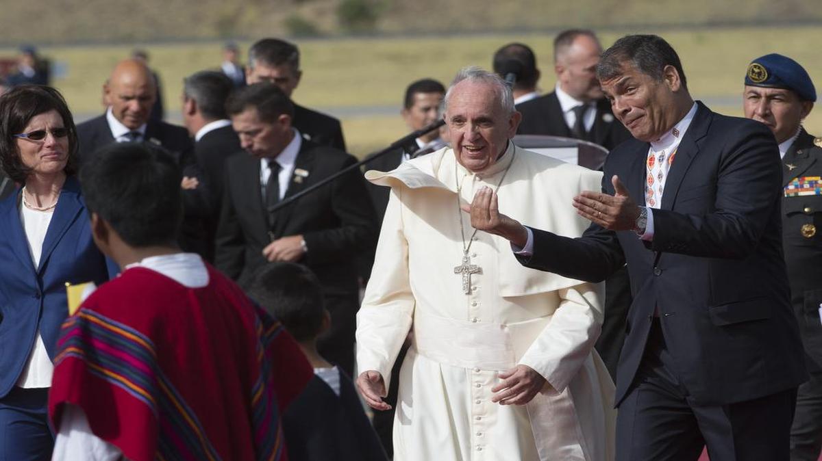 El presidente ecuatoriano Rafael Correa y el Papa Francisco el 5 de julio del 2015, durante la visita del sumo pontífice al país sudamericano.