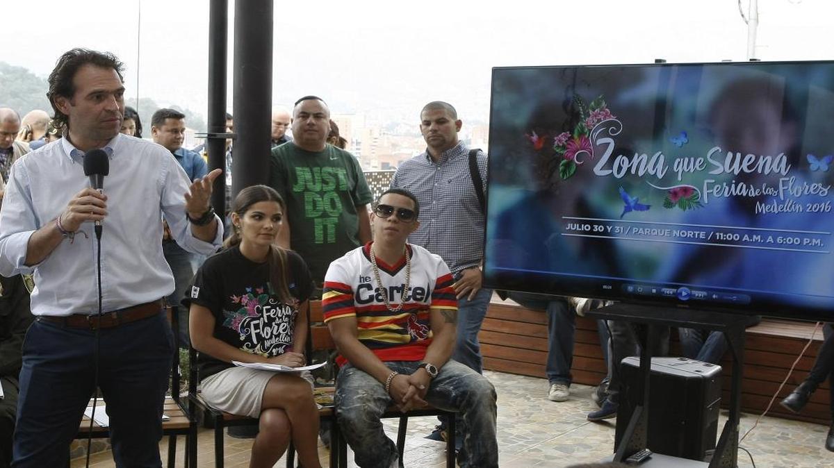 El alcalde de Medellín, Federico Gutierrez (i), habla junto a la secretaria de Cultura de Medellín, Amalia Londoño (c) y el cantante puertorriqueño J Álvarez (d) durante la rueda de prensa de apertura de la Feria de las Flores.