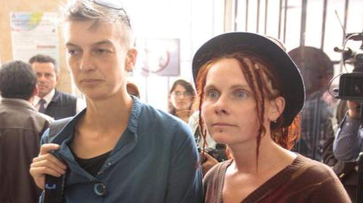 
Helen Bicknell (izq.) y Nicola Rothon, una pareja de inglesas, que vive en Ecuador y quienes intentaron sin éxito registrar a su hija con los apellidos de ambas, también inscribieron su unión de hecho el lunes en Quito, informó la Defensoría del Pueblo. 
