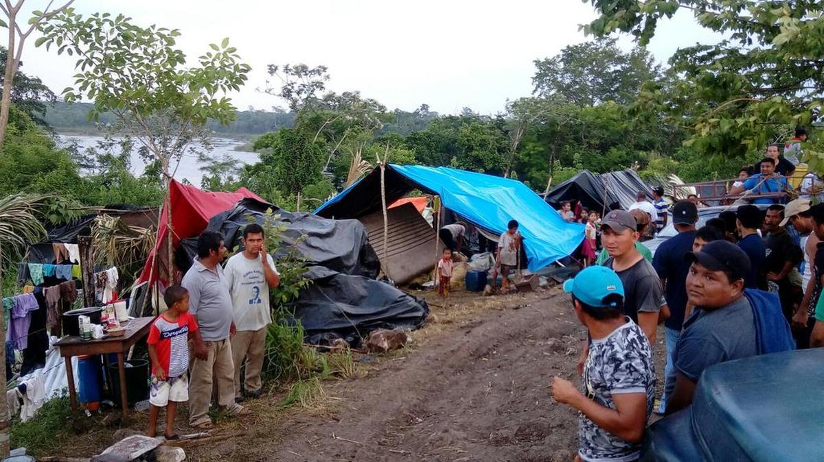 Fotografía fechada el 13 de octubre de 2017 y cedida por la ONG Voces Mesoamericanas, que muestra a migrantes guatemaltecos apostados en el poblado de Candelaria, en Campeche (México).