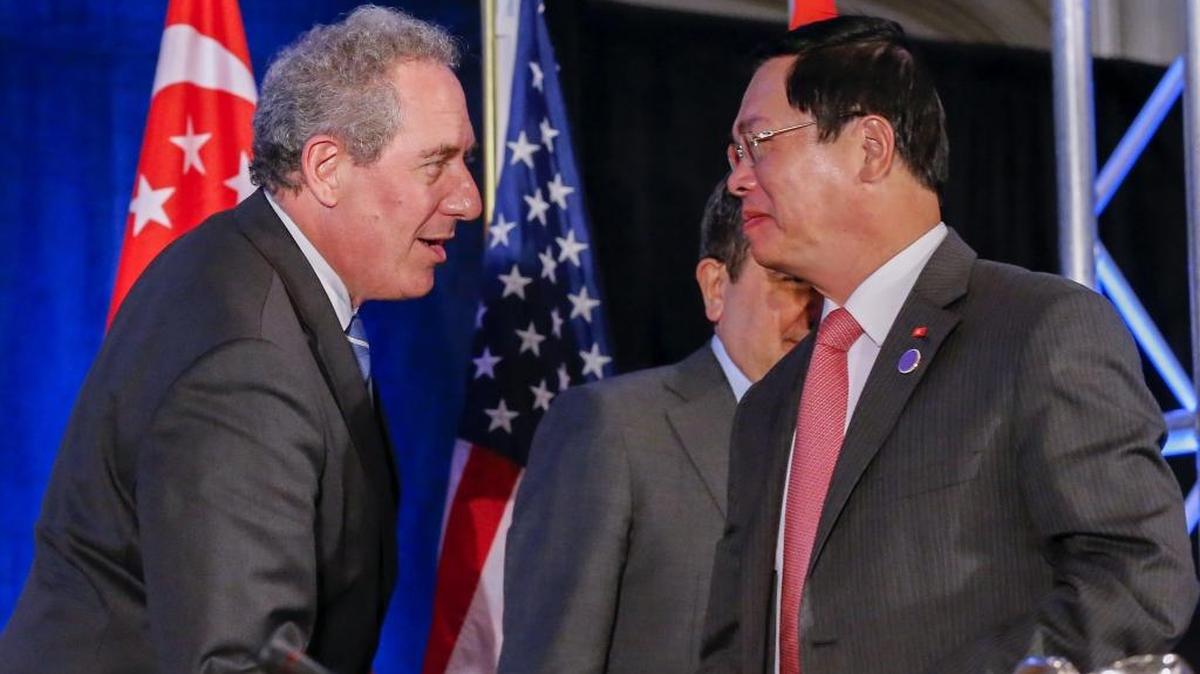 
El representante de Comercio Exterior de EEUU, Michael Froman (izq.), saluda al ministro vietnamita de Industria y Comercio, Vu Huy Hoang, el lunes durante una rueda de prensa en Atlanta, tras alcanzar el TTP junto con otros 10 países. 

