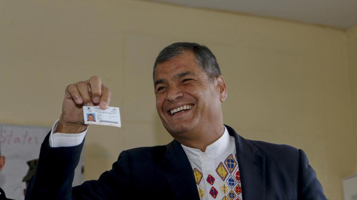 El presidente de Ecuador, Rafael Correa, vota el domingo 19 de febrero de 2017, en Quito (Ecuador), donde aseguró que hay encuestas sobre las elecciones en Ecuador que otorgan al proyecto oficialista la victoria en una sola vuelta.