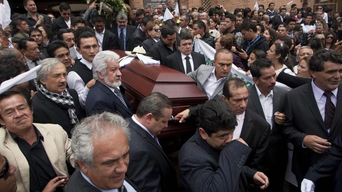 Familiares y amigos asisten en el 2013 al sepelio del llamado "Zar de las Esmeraldas" de Colombia, Victor Carranza, en Bogotá. Filtraciones de un bufete de abogados en Panamá revelaron el lunes que su hijo Hollman Carranza aparece en los llamados “Panama Papers”.