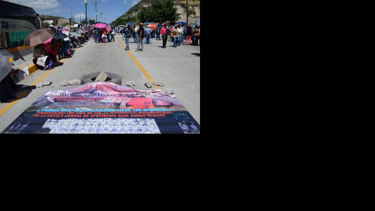 
Grupos de estudiantes, maestros y autodefensas bloquean el miércoles la carretera que conduce al puerto de Acapulco, para recordar a los 43 estudiantes desaparecidos hace casi un mes y medio, cuando se lleva a cabo una jornada de protesta internacional. 
