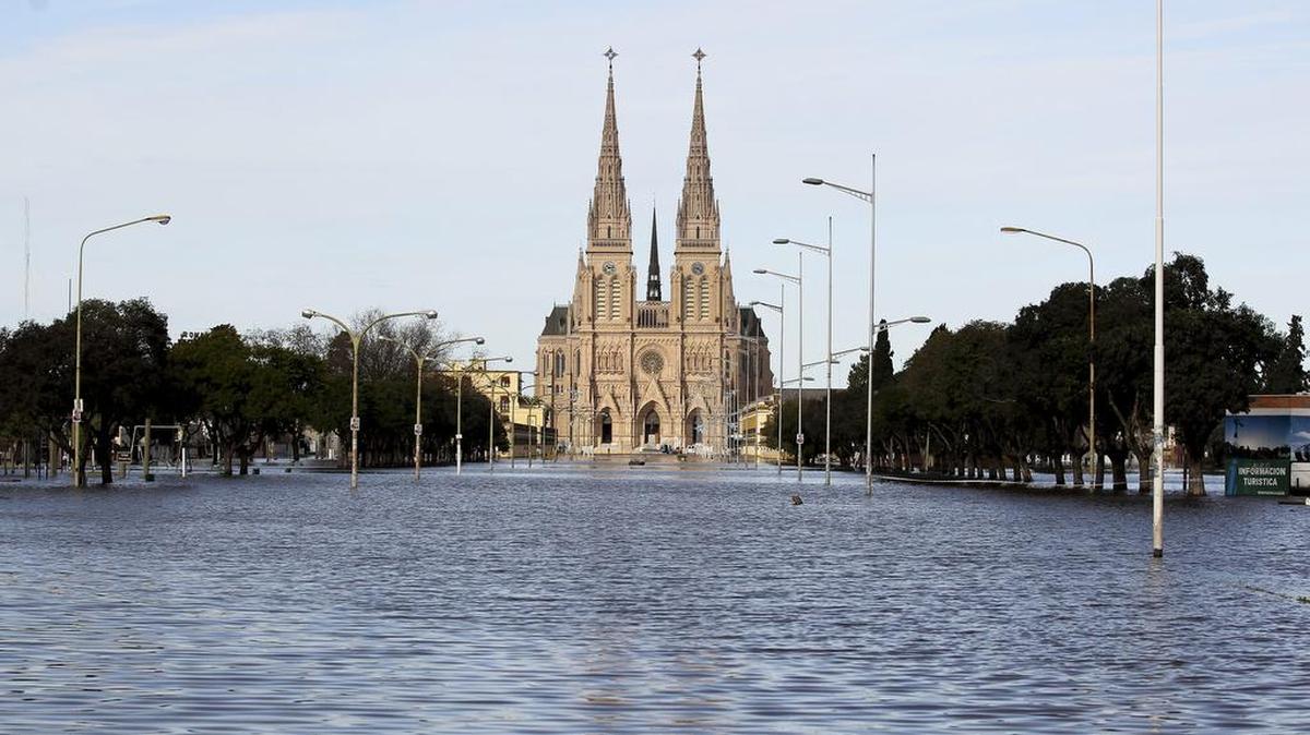 
 Vista de una calle inundada frente a la Basílica en la localidad de Luján, a 60 kilómetros de Buenos Aires, el miércoles 12 de agosto de 2015.  
