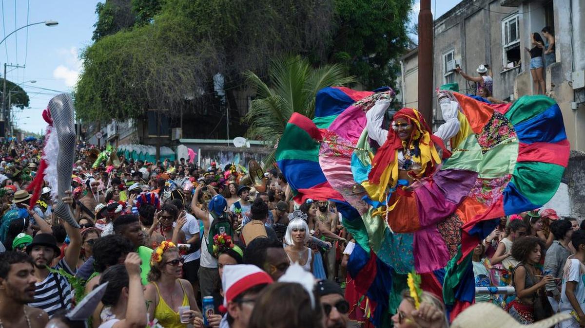 Cientos de brasileños calientan las calles para disfrutar de su carnaval, en Río de Janeiro.