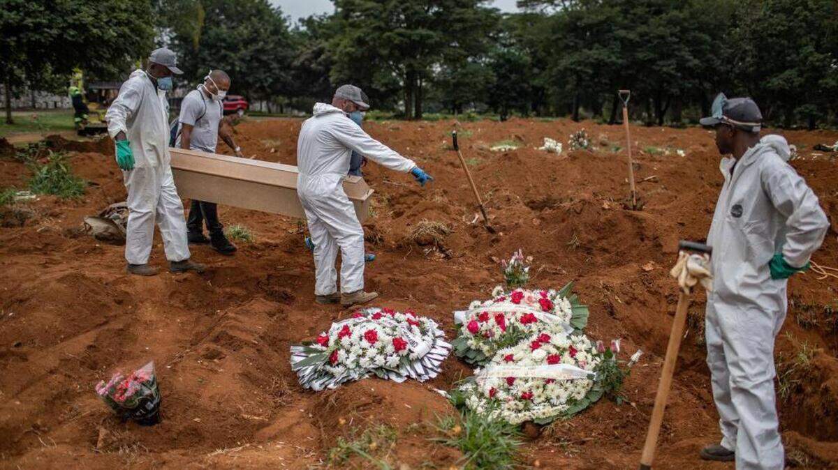 Sepultureros en el cementerio Villa Formosa en São Paulo, Brasil, el mes pasado.