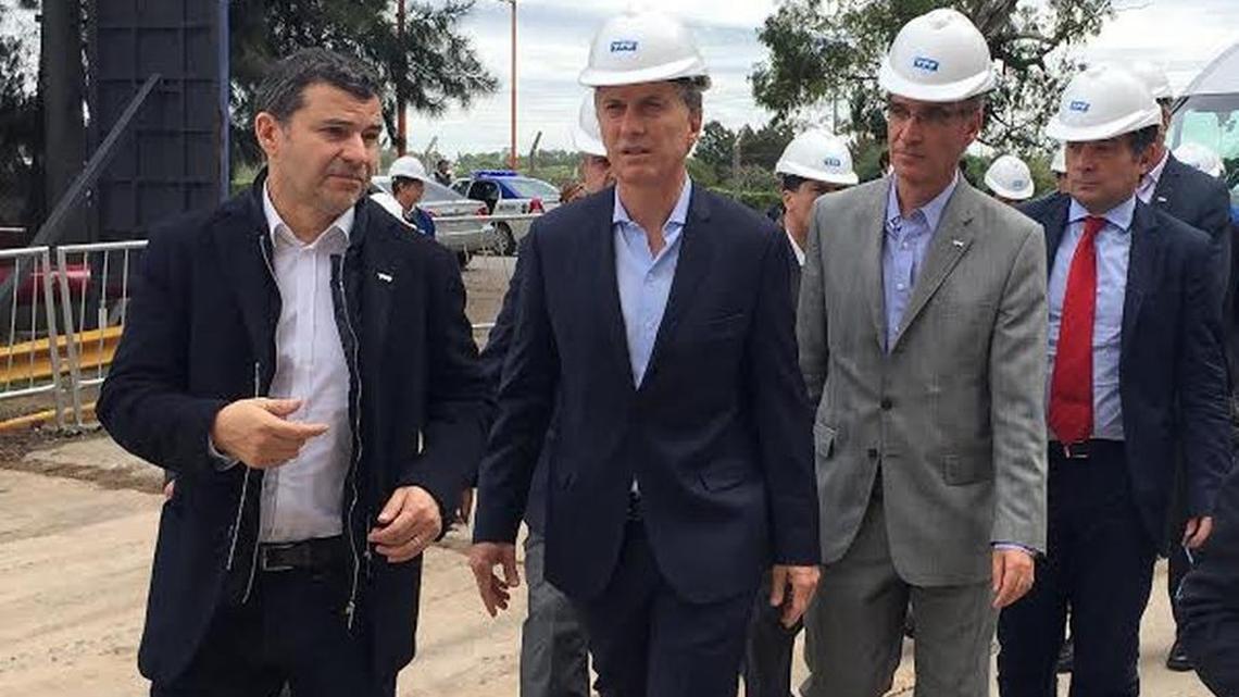 El presidente argentino Mauricio Macri (cen.) visita el lunes el Complejo Industrial La Plata de la petrolera YPF. Macri explicó su participación en una firma de Bahamas, tras divulgación de los “Panama Papers”.