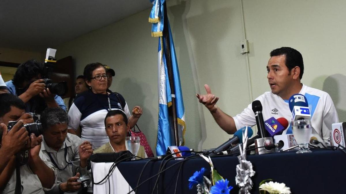 
El candidato presidencial por el Frente Nacional de Convergencia, Jimmy Morales, habla en una rueda de prensa el lunes. Según los datos preliminares del Tribunal Supremo Electoral el martes, Morales no tendría mayoría en el Congreso. 
