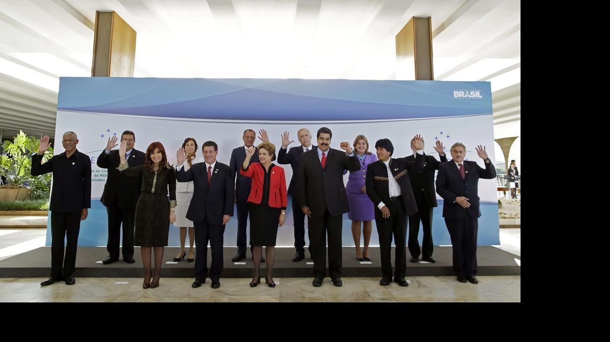 
De izquierda a derecha en primera fila los presidentes de Guyana, David Granger; Argentina, Cristina Fernández:, Paraguay, Horacio Cartes; Brasil, Dilma Rousseff; Venezuela,Nicolás Maduro, y de Bolivia, Evo Morales, junto a diplomáticos. 
