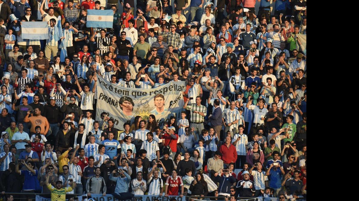 
Seguidores del equipo de Argentina esperan el sábado que inicie el partido con Jamaica, en Viña del Mar.
