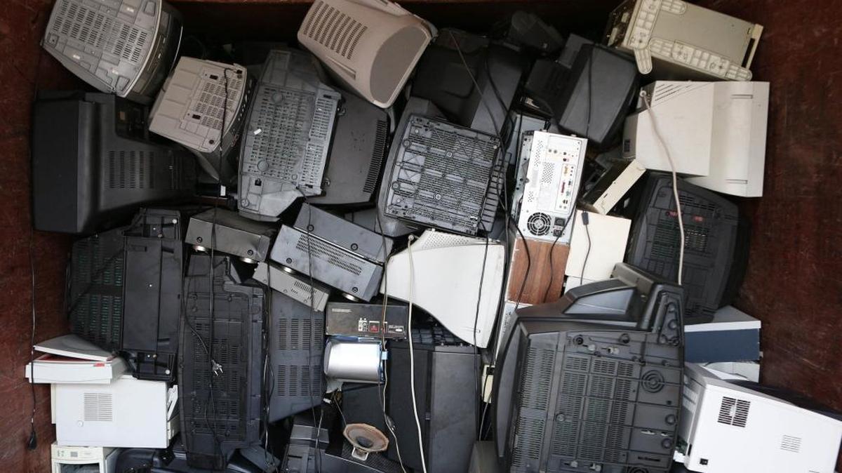 Desechos electrónicos como televisores y monitores de computadoras en un contenedor en un parque de reciclamiento en Hamburgo, Alemania, en el 2013.