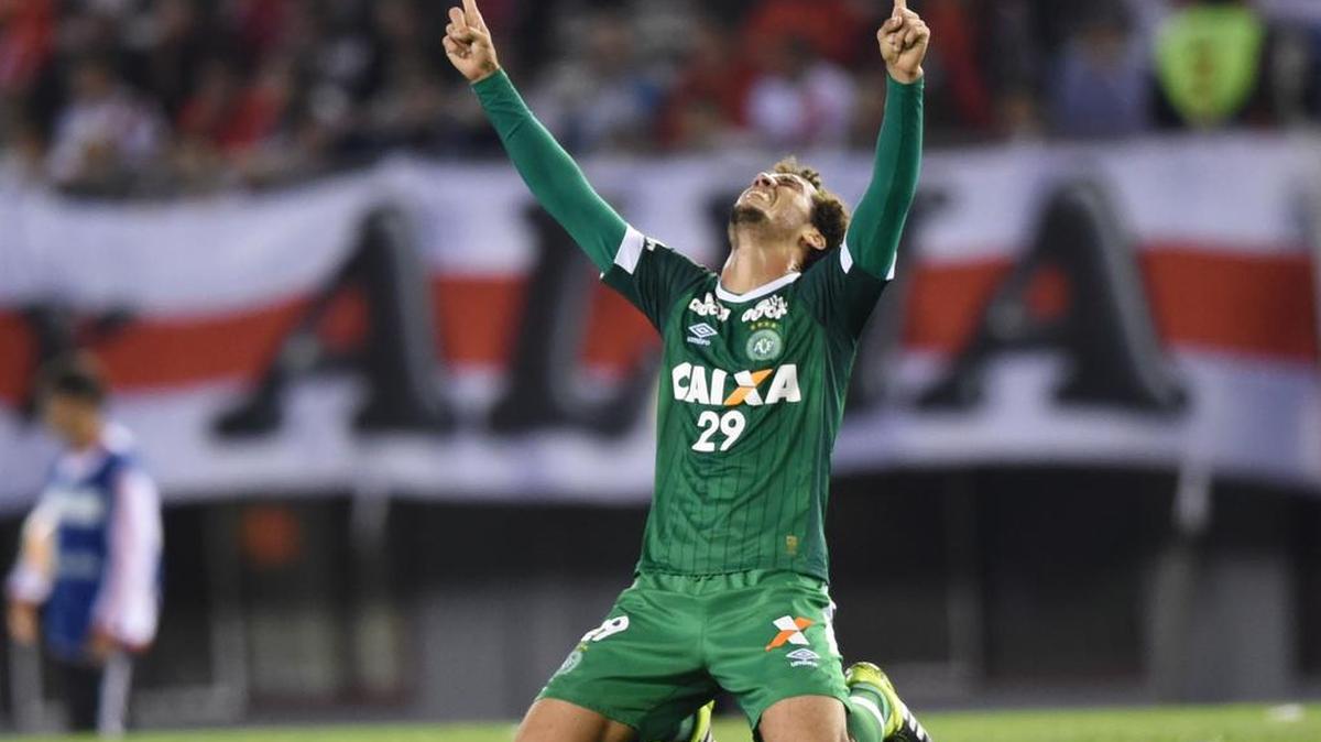 El defensor Hélio Neto celebra tras la anotación de su equipo Chapecoense contra el River Plate de Argentina el 21 de octubre de 2015.