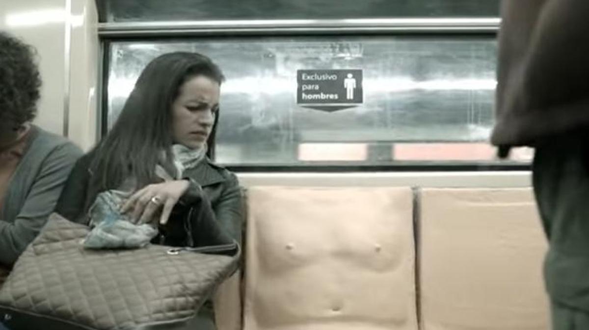 El sistema de transporte público de Ciudad México ha instalado un dispositivo gráfico, por no decir que es casi pornográfico, para hacer que los hombres lo piensen dos veces antes de acosar sexualmente a las mujeres.