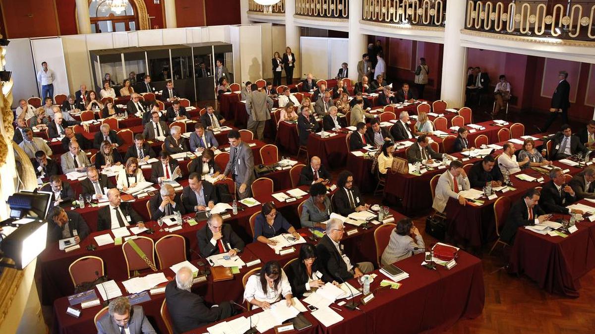 Diputados de Argentina, Brasil, Paraguay, Uruguay y Venezuela participan en la sesión del Parlamento del Mercosur (Parlasur) este 27 de marzo de 2017, en Montevideo.