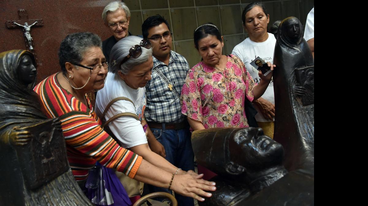
Visitantes en la tumba de monseñor Oscar Romero, en la Catedral de San Salvador, un día antes de la beatificación del arzobispo que fue asesinado por un escuadrón de ultraderecha en 1980.
