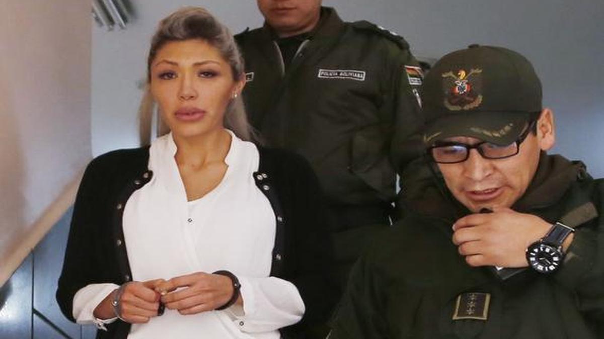 Gabriela Zapata es escoltada por la policía en la corte después que un juez ordenara que permanezca en custodia y que sea transferida a la cárcel de mujeres, en La Paz, Bolivia, el domingo, 28 de de febrero, el 2016.