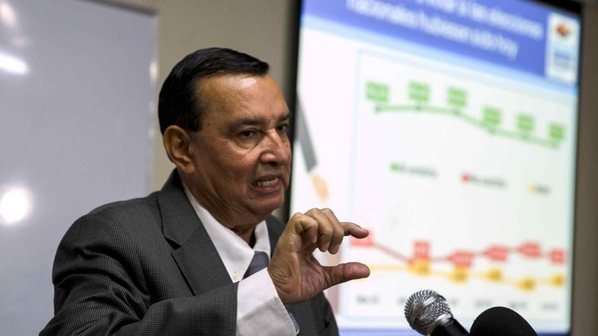El gerente general de M&R Consultores, Raúl Obregón Morales, presenta los resultados de la sexta encuesta nacional Elecciones Nacionales 2016 el martes en Managua.
