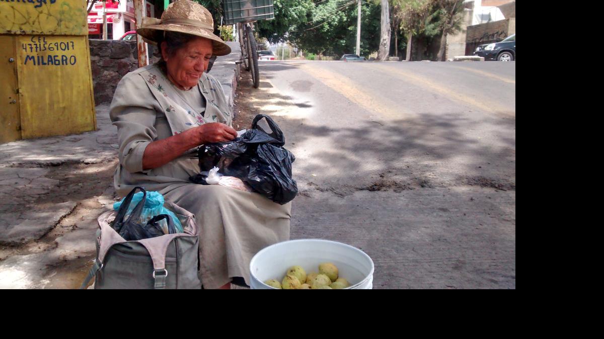 
María Diega Méndez Rodríguez, de 75 años, es tía de Columba Bush “por partida doble”. Trabaja vendiendo frutas y gorditas de puera en puerta en la ciudad de León, México.
