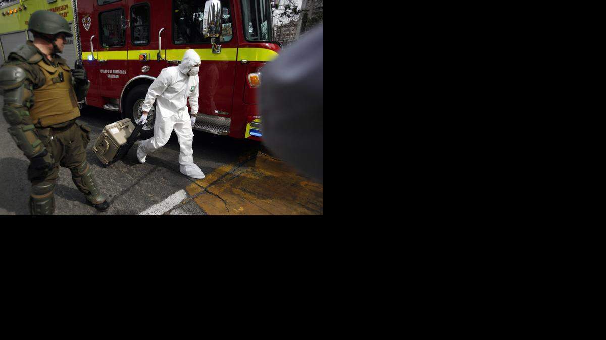 
Un experto forence de la Policía de Chile arriba a inicios de septiembre al Metro de Santiago, tras un atentado terrorista que dejó 14 heridos. 
