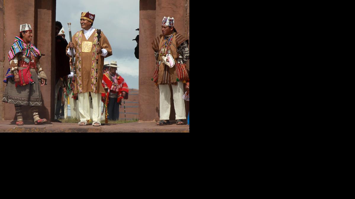 
El presidente de Bolivia, Evo Morales, asiste al ritual de investidura como líder indígena en las ruinas precolombinas de Tiahuanaco, a 71 kilómetros de La Paz. Los rituales tuvieron lugar en la víspera de su juramento oficial ante el Congreso boliviano para su tercer mandato consecutivo, hasta el 2020. EFE/Martín Alipaz

