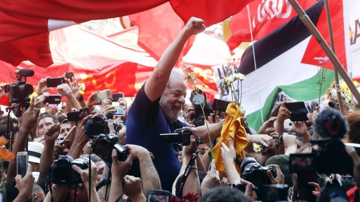 El ex presidente brasileño Luiz Inácio Lula da Silva rodeado de sus seguidores en una manifestación en un sindicato metalúrgico el 7 de abril del 2018 en Sao Bernardo do Campo, Brasil.