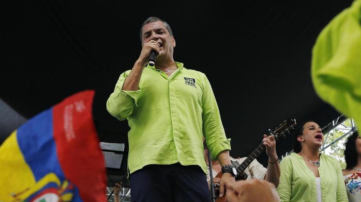 El expresidente de Ecuador Rafael Correa habla durante la convención del partido Alianza País el domingo 3 de diciembre de 2017, en Esmeraldas (Ecuador).